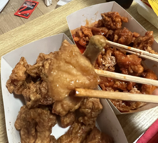 온라인 커뮤니티 네이트판에 올라온 담배꽁초 튀긴 치킨.<네이트판 캡처>